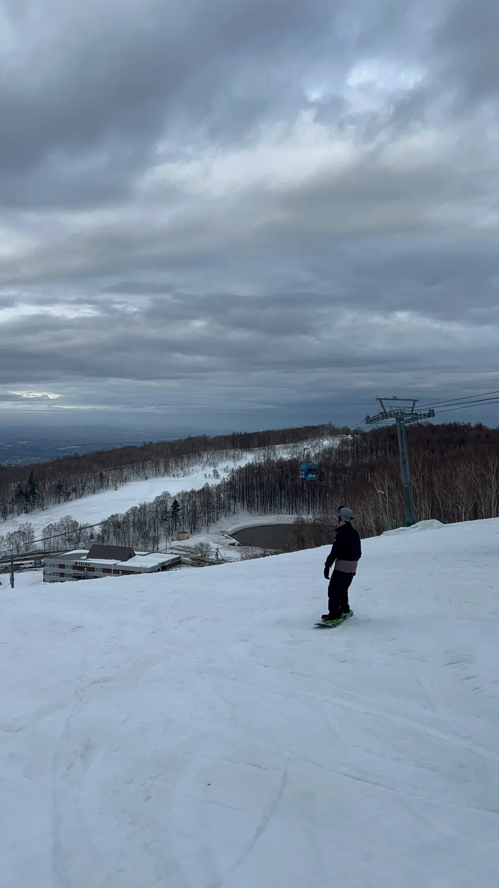 穿街走巷金融男子