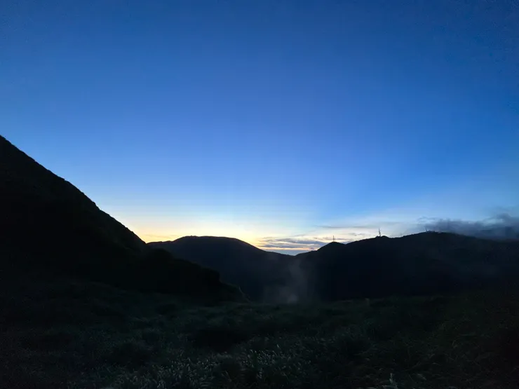 山林夜色尚清淺。