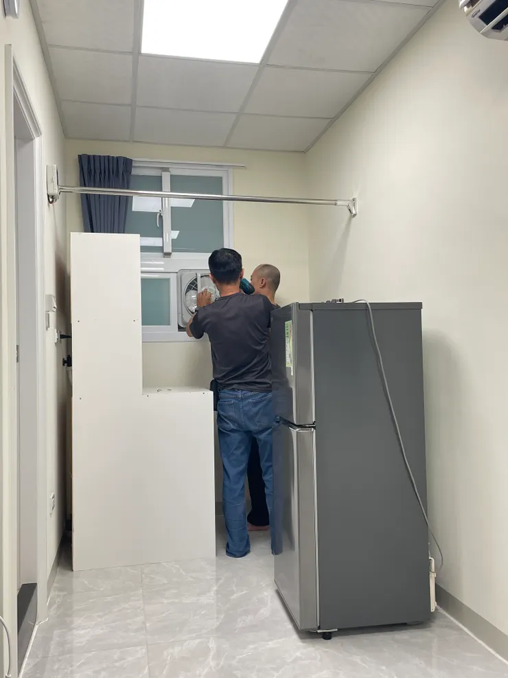 房東跟水電師傅正在幫我加裝排風扇，還有固定小廚房位置中...