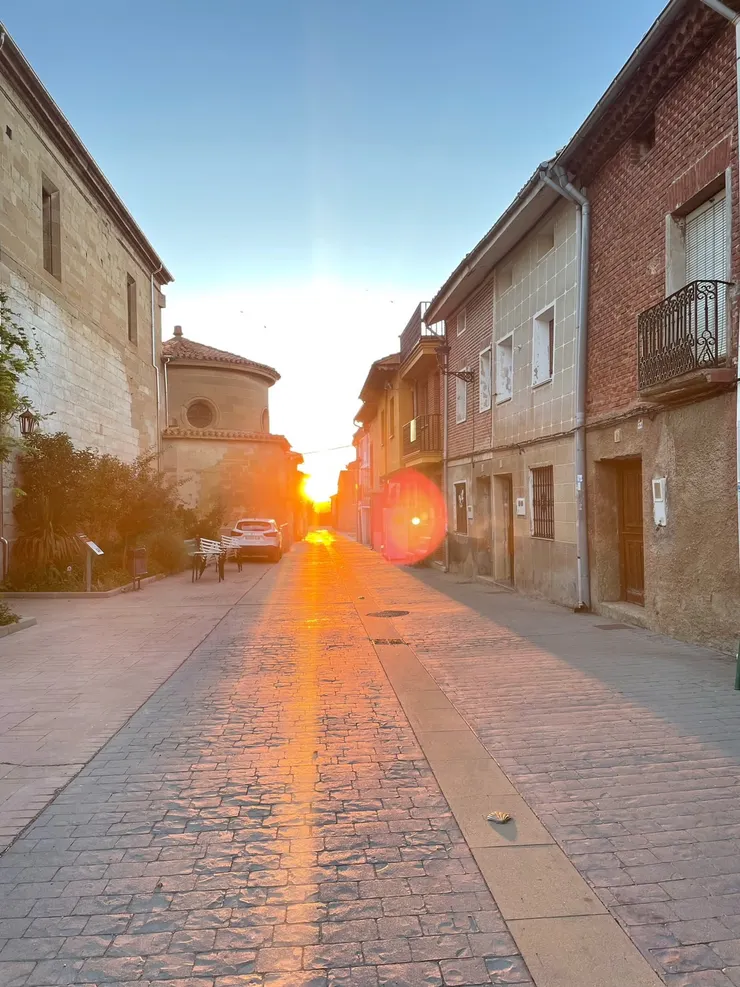 地上的扇貝指引著前進的方向，是往光明去的地方。