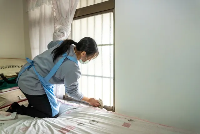 劉素伶幫奶奶擦拭窗戶灰塵，讓居家環境煥然一新。