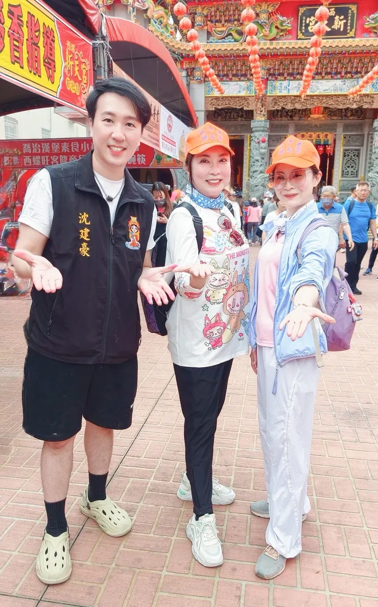 圖左起沈建豪擔任白沙屯媽祖進香志工唱片公司同門師姐陳思安林姍虔誠感恩之旅