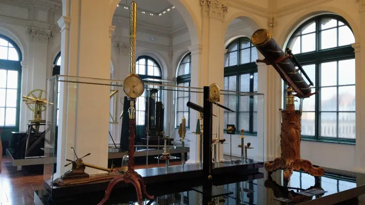 數學物理沙龍擺放各式科學儀器