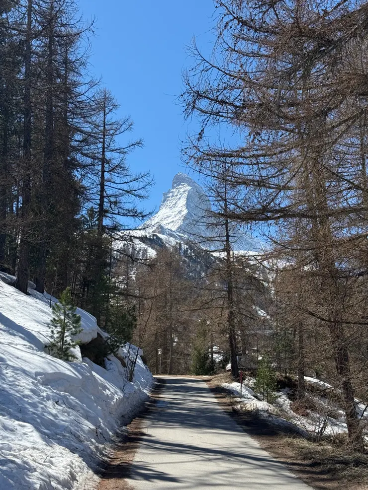 沿著步道散步，一路都有馬特洪峰陪伴
