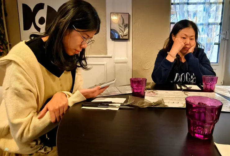 【在角落薄餅餐廳(Le Coin Des Crêpes)等餐中。】