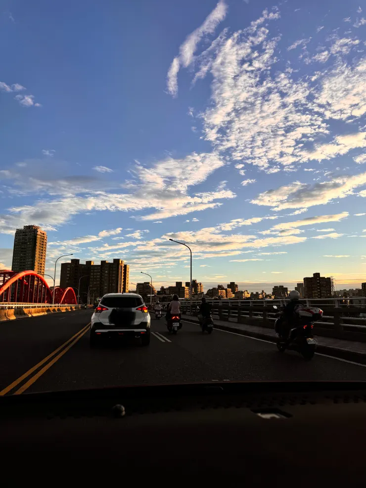 下班塞車路上美麗的天光