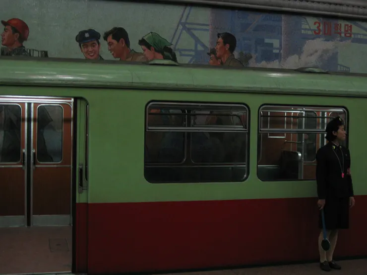 車廂樣式｢復古｣，並有女乘務員指揮。