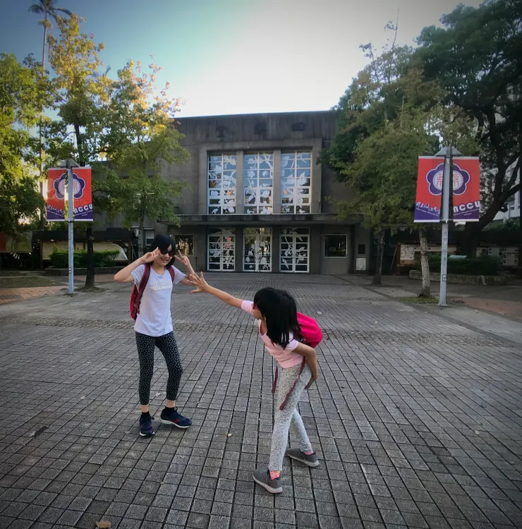 正對校門口的「四維樓」