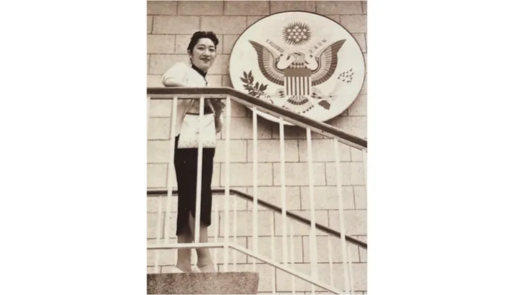 趙孫樹瑩攝於美國駐香港總領事館的台階上（截自《追憶上海》）