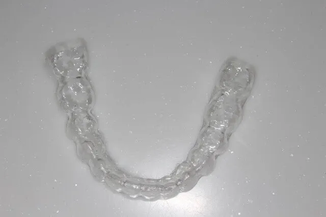 透明維持器（clear overlay），跟隱形牙套很像吧