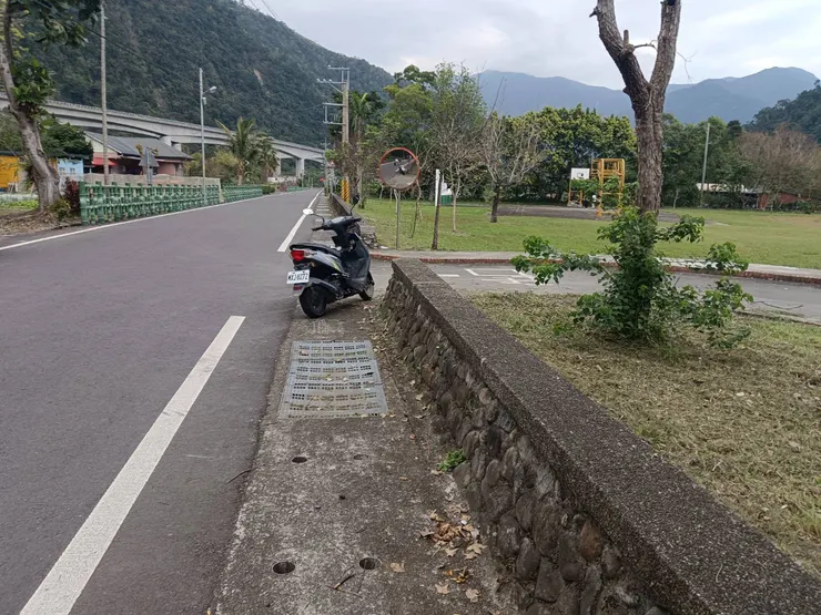 學校的圍牆不及機車的一半高，也沒有警衛把守，可以隨意進出