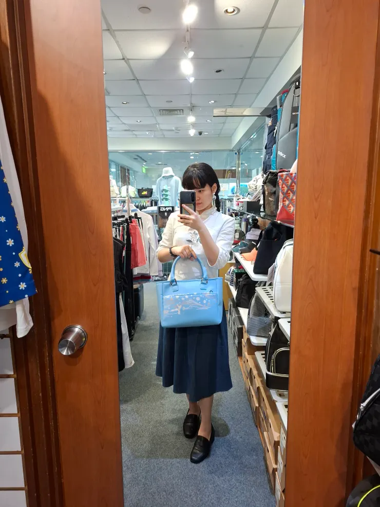 偶爾搭配唐衫，再配丹寧材質的長裙做搭配。其實這是參考百年前的台灣時尚搭配的服飾，很適合拍形象照