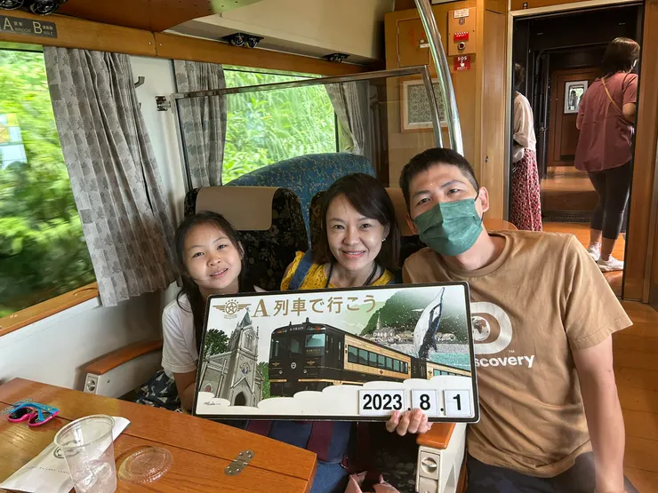 車內的服務員會主動幫忙拍照