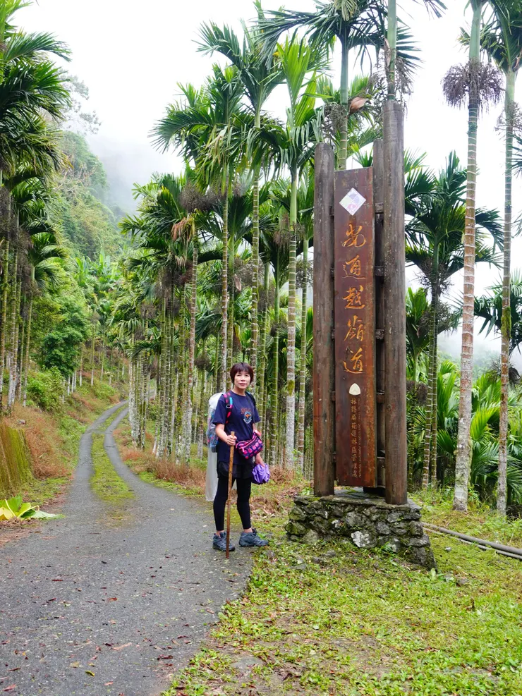 雨勢小了一些!剩下短袖T恤
