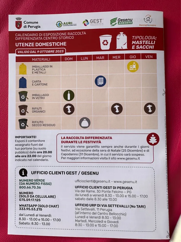 垃圾分類表：黃色代表塑膠和金屬、藍色是紙類和紙箱、玻璃單獨一類、有機垃圾（廚餘），最後是其他（黑）