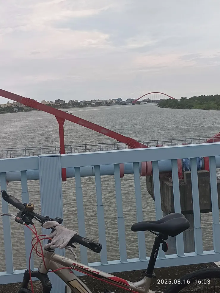 東港大橋，遠處虹橋為搭船往小琉球處