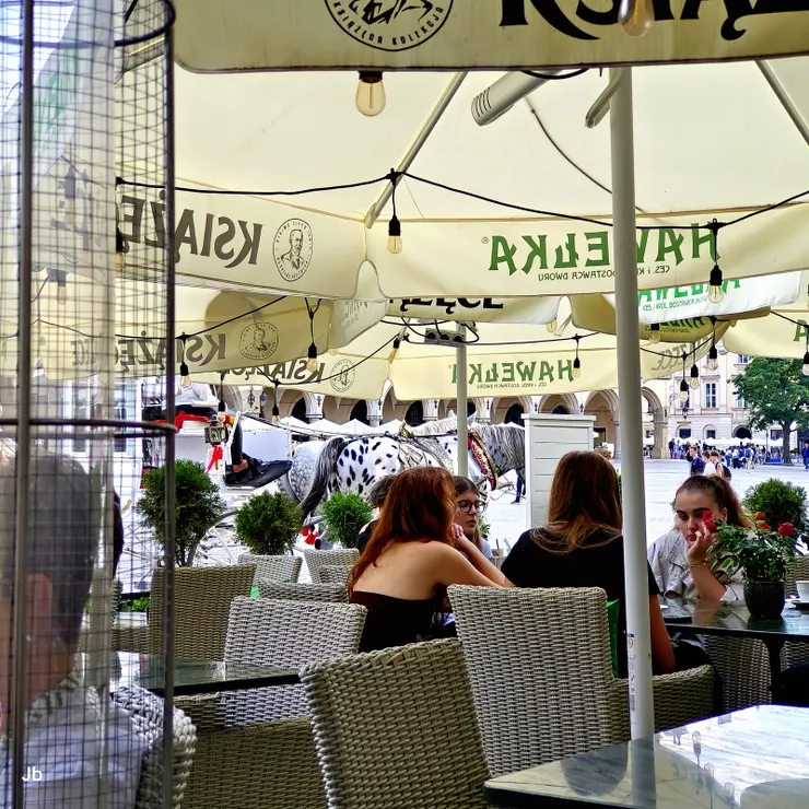 【這時已15：30左右，隨意在一間餐廳的露天座吃午餐。】