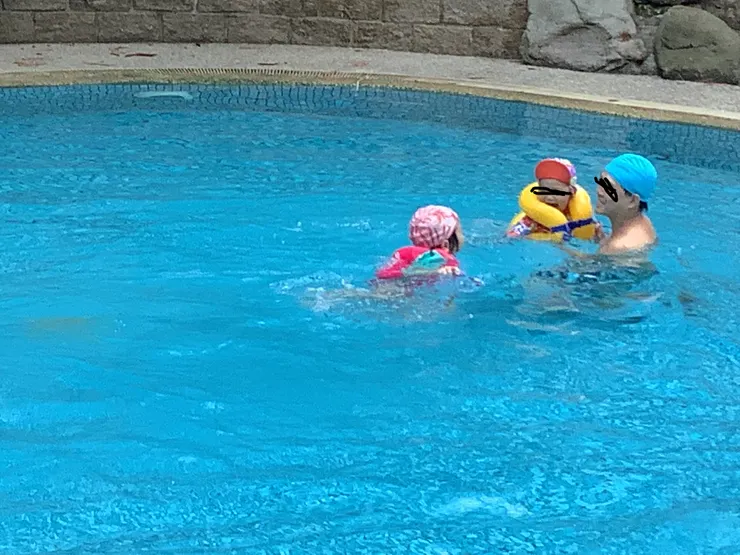 週末社區中青年家庭小小朋友歡樂的玩水