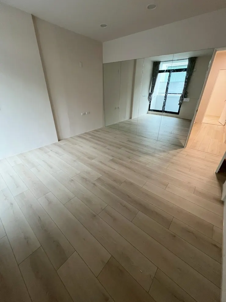 陽光灑進室內，高知橡木的色澤自然又不死板，質感滿分。