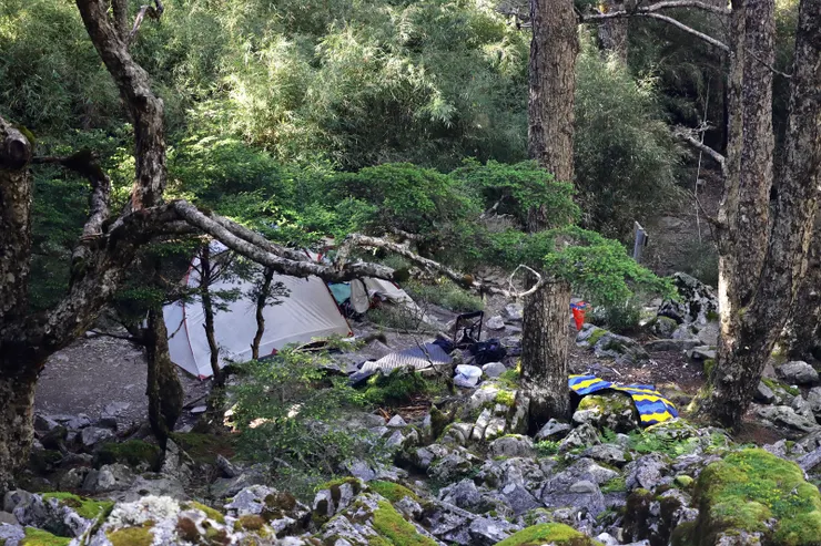 ▲16:00終於火石山下營地(目前無水，要在高繞前的山壁取水，另外往火石山上攀30公尺處有一水源布條，不確定有沒有水)