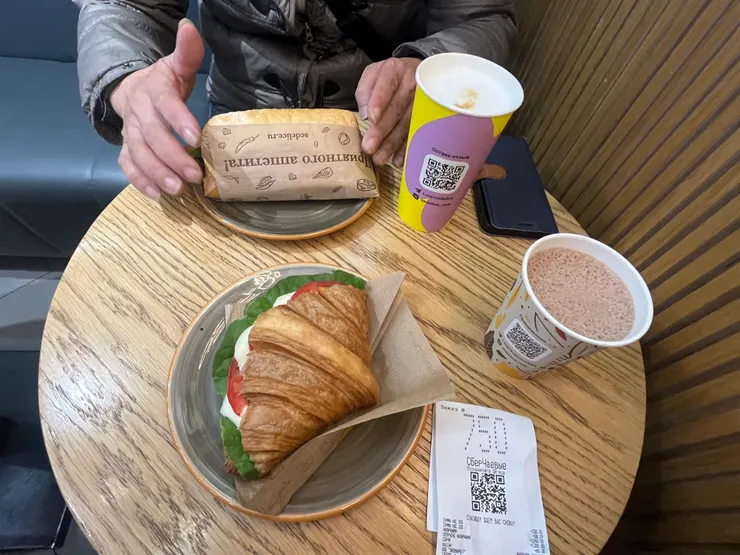 吃甜食，跟這邊的差不多