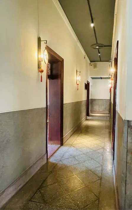 二樓是給六人以上的訪客使用,有隔間包廂。