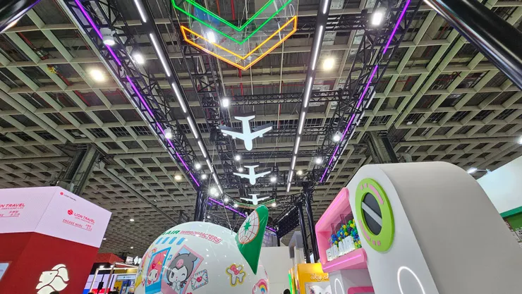 長榮航空攤位的天花板也很有飛機特色!