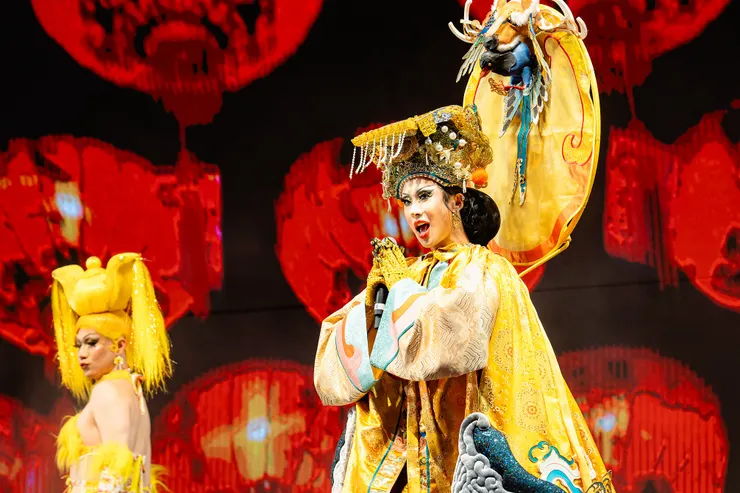 妮妃雅在《寶島富麗秀》以一席天上聖母的絕美扮相壓軸登場,吸引上千粉絲朝聖。(文化部提供)