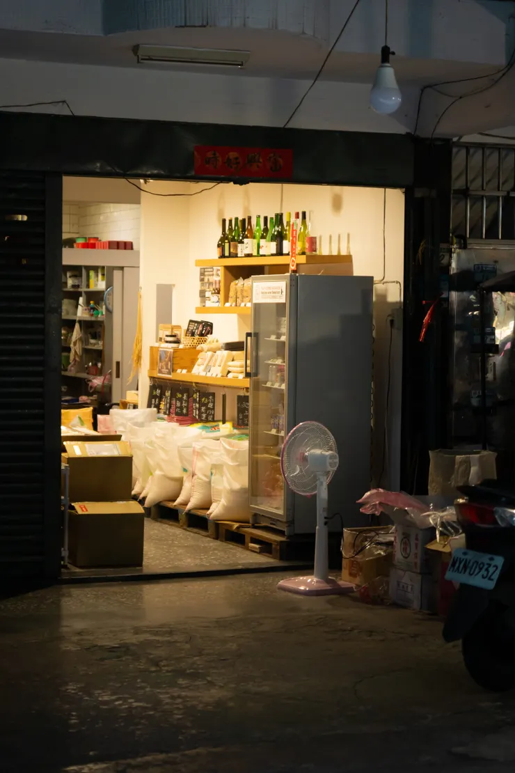 僑中市場內獨樹一格的米店外觀。