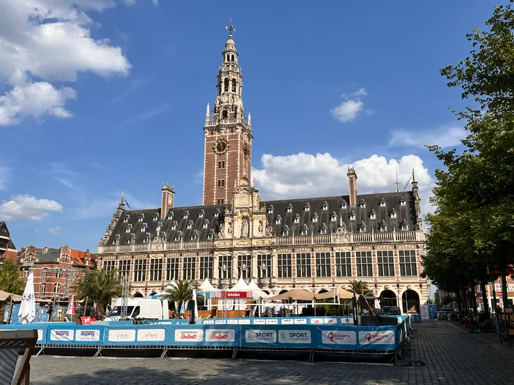 攝於2025年，Leuven Beach活動舞台搭建中