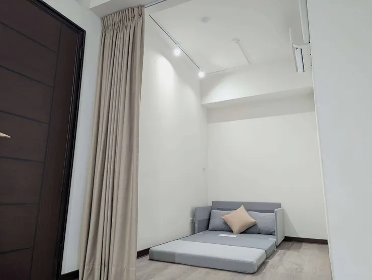 照片是客廳裡的沙發，翻轉一下就是沙發床，放置於次臥就可以成為客房。