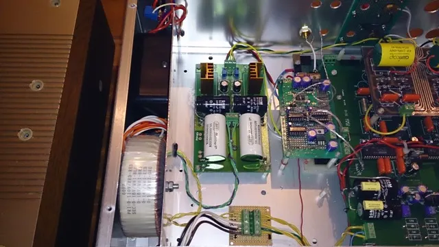 依舊使用兩顆變壓器,分別供應數位與類比電源