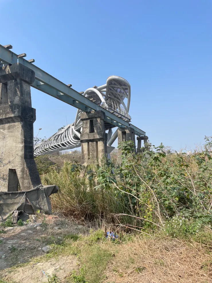 斷橋與單向的北港女兒橋