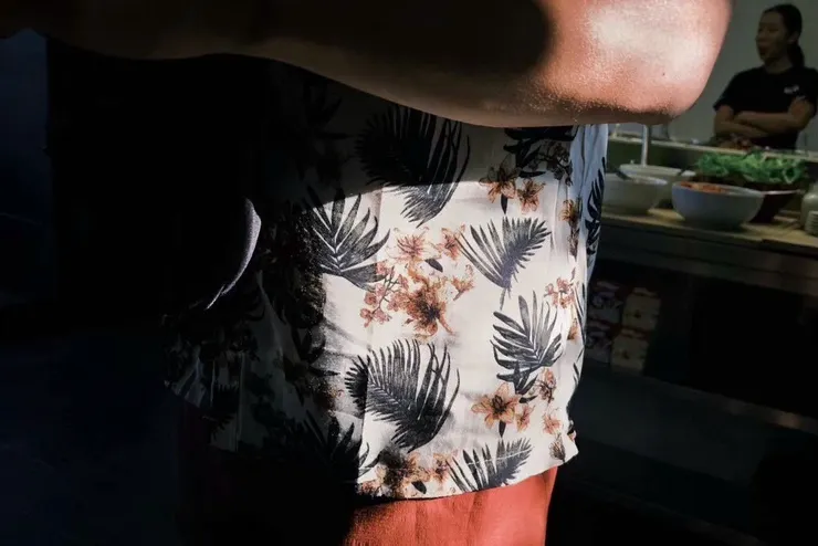 早晨等咖啡的男子