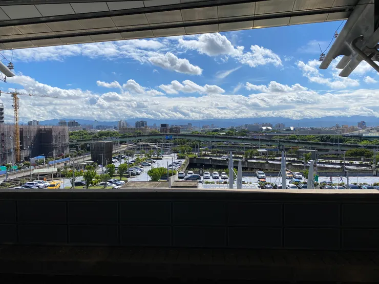 我們祈願目的地能像出發地一樣，有這樣的藍天白雲，但第一天就知道老天爺沒有回應我這個願望。