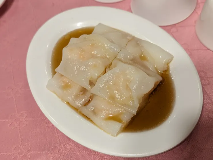 金獅樓的腸粉雖然賣相普通,但其實不錯吃,蝦仁也很有誠意!