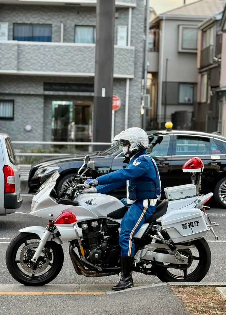 路上碰到帥氣的警察。