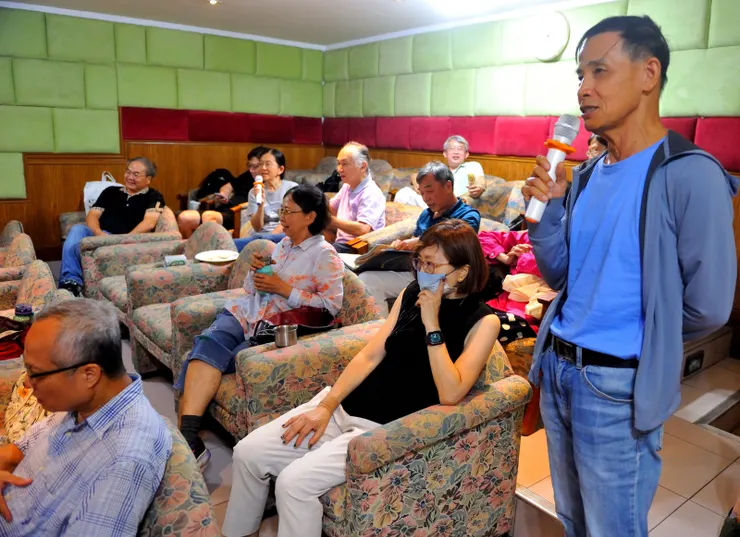 【從屏東趕來的鍾鱉唱歌中，家裡有老大人要照顧，他們夫婦也頗辛苦，必須提早離開。】