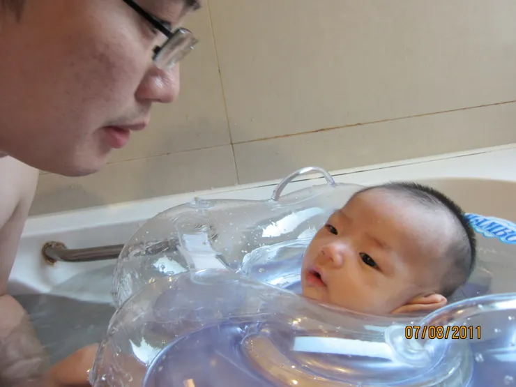 脖圈~兩個半月大時第一次下水玩。〔2011〕