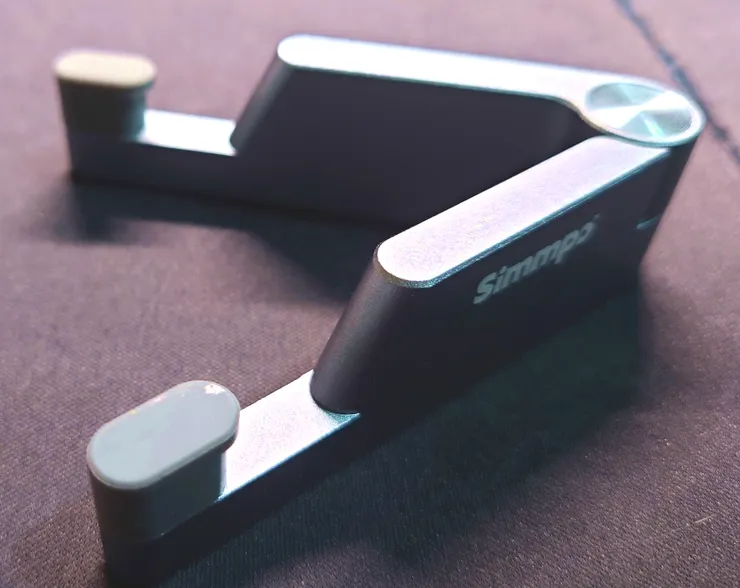 使用時展開支架，可展開至約200度