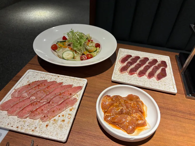 主廚特調沙拉、去骨雞腿肉、鴨胸、松阪豬肉