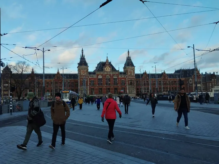 阿姆斯特丹中央車站。再見，會再見的。