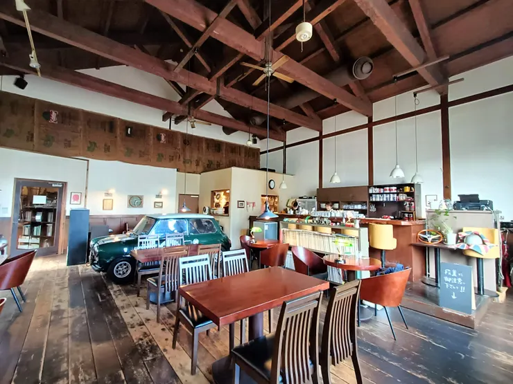 古老倉庫中的車迷新天地