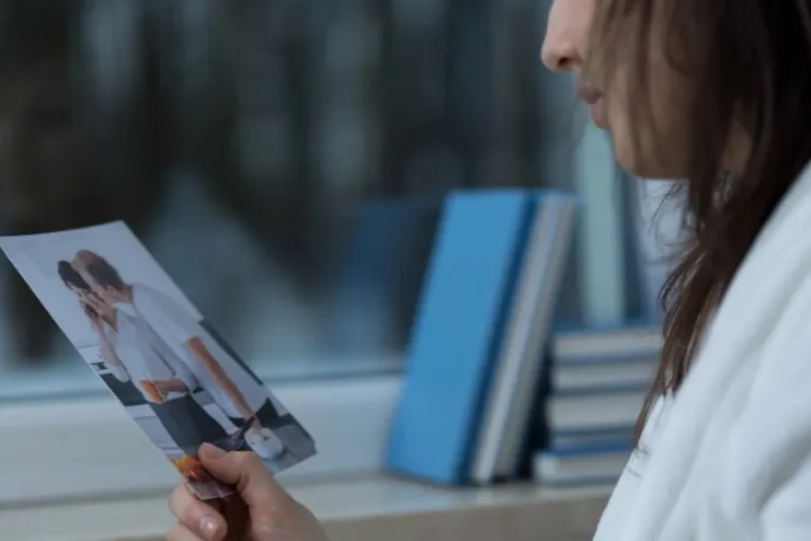 我們感情早已無法復返，但還是會回想從前。