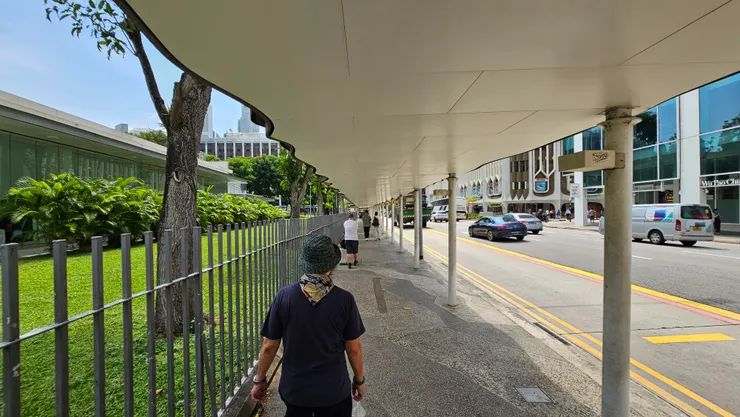 新加坡到處都有遮雨棚!除了遮陽也可以遮雨!新加坡政府真的很用心!