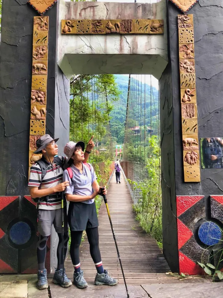 吊橋橋頭的圖騰