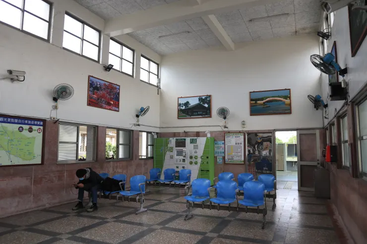 原本候車椅應該沒這麼少