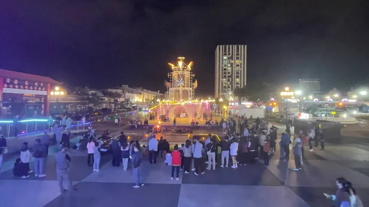 ▲照片所呈現是讓人走在高台往下看，演出、看奔跑就是一個作品景。讓人在下面遠看走在山嵐山橋，裡面穿梭的人也是另一道景。(圖/記者實拍)