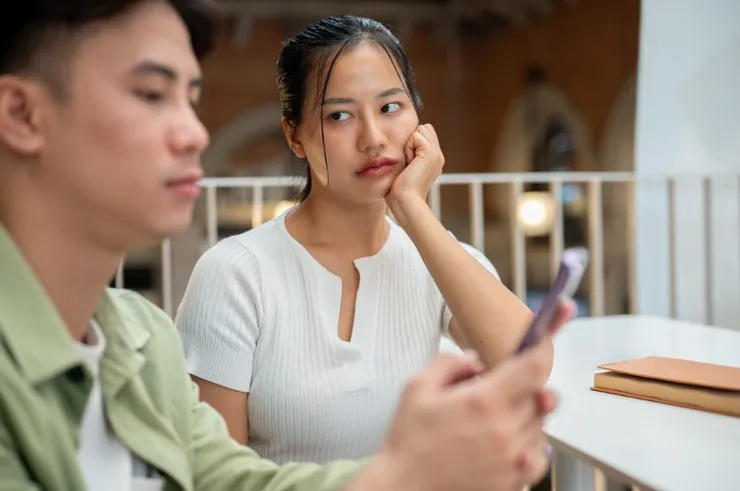 現在妳無論做什麼驚天動地的表現，他可能都還在盯著手機螢幕。不合腳的鞋就別硬塞。圖/123RF圖庫