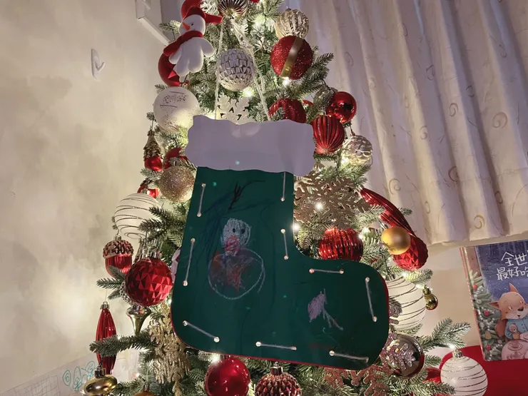 這是小貝2歲10個月做的聖誕襪,每年我們都會拿出來掛,今年小貝說她想要一個真正的聖誕襪,但是又很捨不得自己做的。